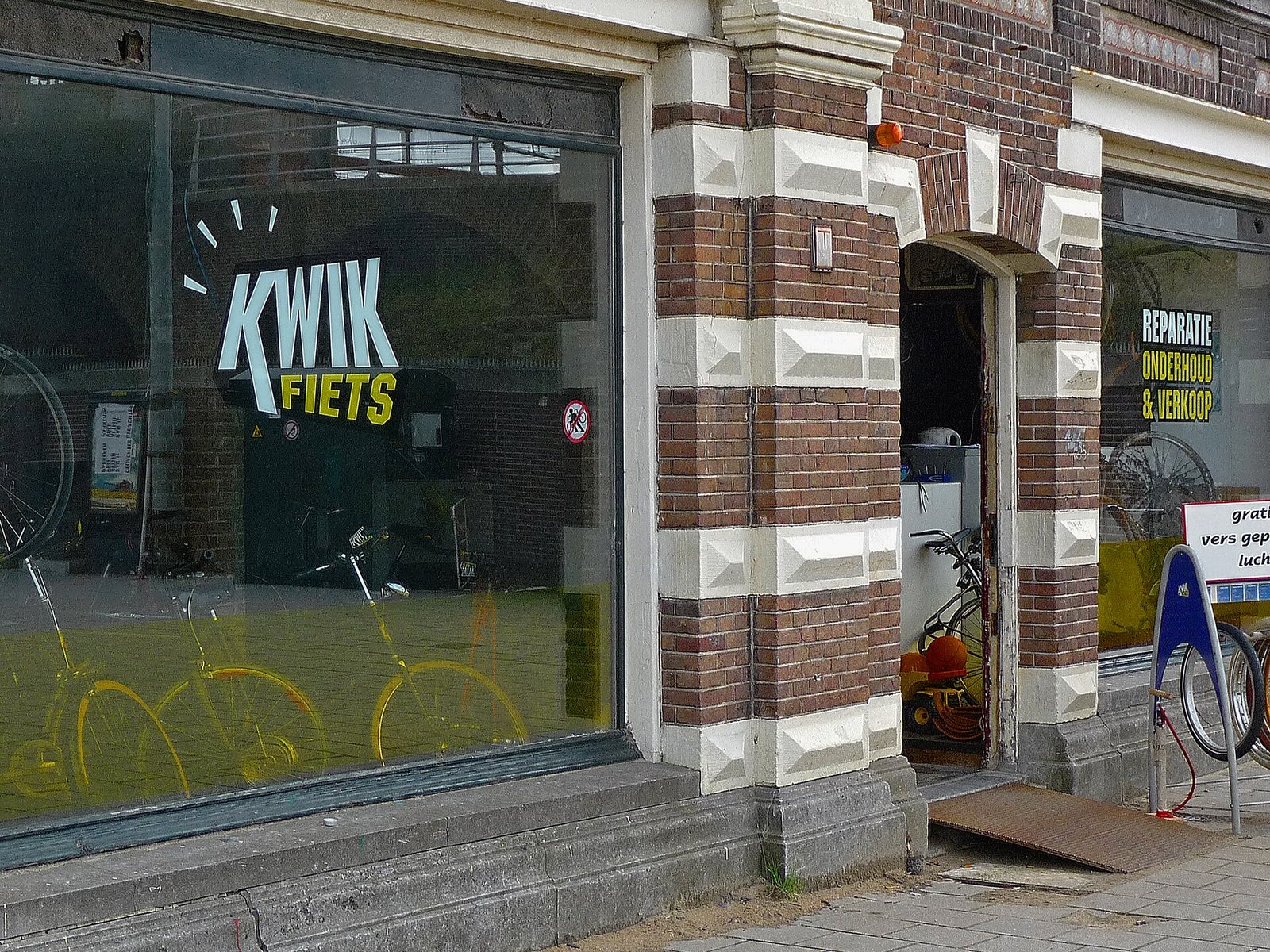 Een fietsenwinkel met fietsen voor de deur